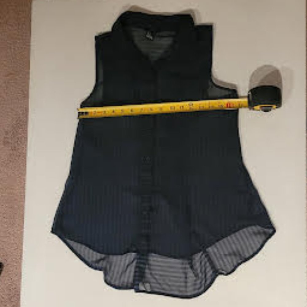Forever 21 semi-sheer button up collar sleeveless  high-low curved hem - Small - Picture 4 of 7